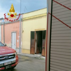 Divampa incendio in camera da letto: donna allettata tratta in salvo. Ustioni anche per il figlio - Corriere Salentino