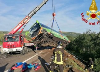 Terribile incidente in autostrada: bus partito da Lecce si ribalta e termina in una scarpata