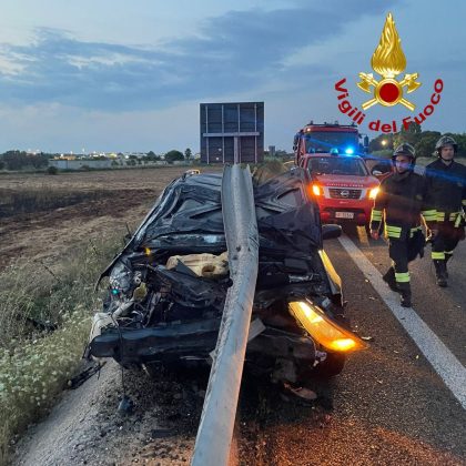 Tragedia sfiorata all’alba sulla statale, 33enne perde il controllo dell’auto e si incastra sotto il guardrail - Corriere Salentino