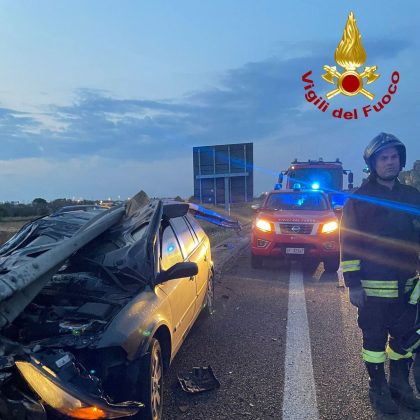 Tragedia sfiorata all’alba sulla statale, 33enne perde il controllo dell’auto e si incastra sotto il guardrail - Corriere Salentino