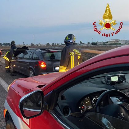 Tragedia sfiorata all’alba sulla statale, 33enne perde il controllo dell’auto e si incastra sotto il guardrail - Corriere Salentino