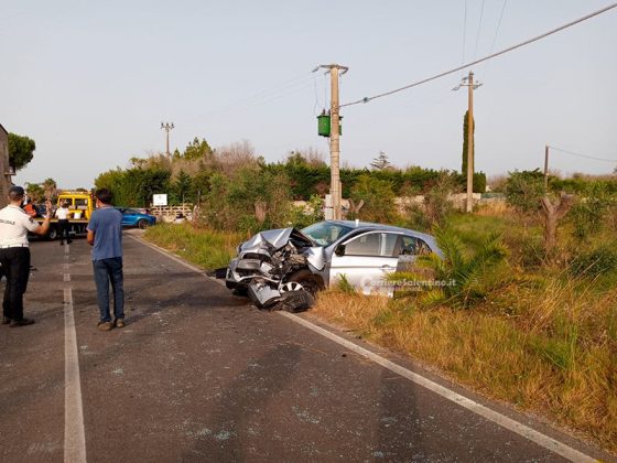 Schianto sulla via per il mare: quattro auto coinvolte. Tre feriti trasportati in ospedale - Corriere Salentino