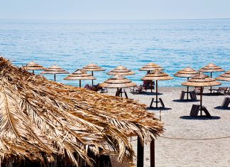 Si finge personal trainer e abusa in mare di una ragazzina: condannato a 4 anni