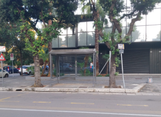 La fermata dell’autobus in viale Otranto senza panchina. Lo “Sportello dei Diritti” denuncia il disservizio per le lunghe attese in piedi: “Ci pensano i cittadini piazzandoci degli sgabelli da campeggio”