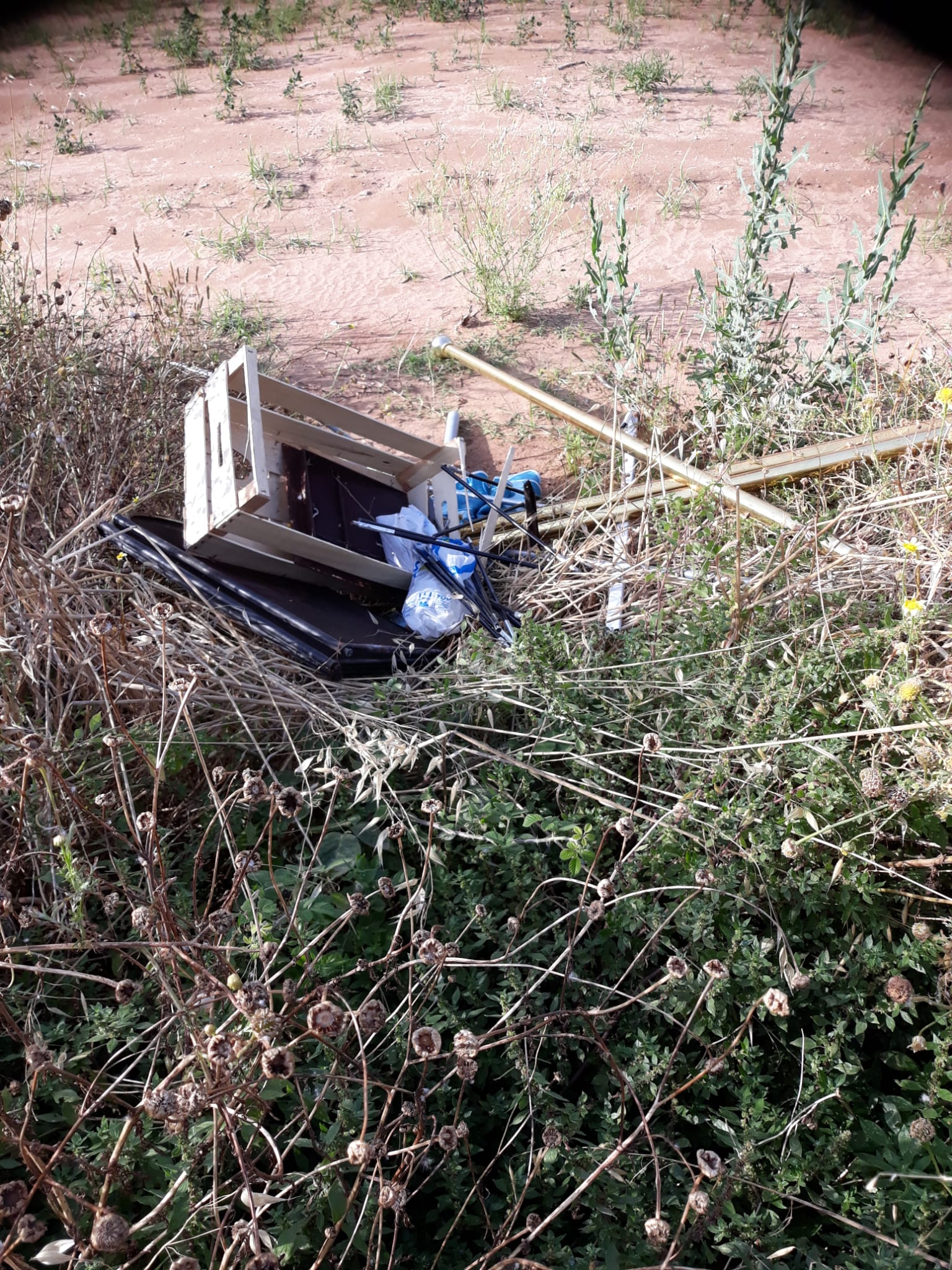 Il centro raccolta è a pochi passi, lui scarica i rifiuti per strada. Rabbia e indignazione per l’incivile dell’Aria Sana - Corriere Salentino