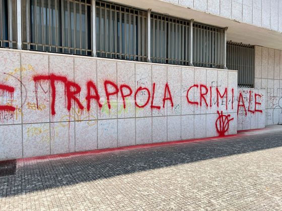 Raid contro sede distaccata della Provincia, imbrattata con scritte contro l'identità digitale - Corriere Salentino