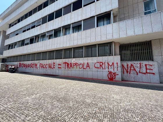 Raid contro sede distaccata della Provincia, imbrattata con scritte contro l'identità digitale - Corriere Salentino