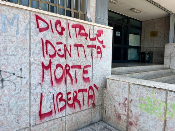 Raid contro sede distaccata della Provincia, imbrattata con scritte contro l'identità digitale - Corriere Salentino