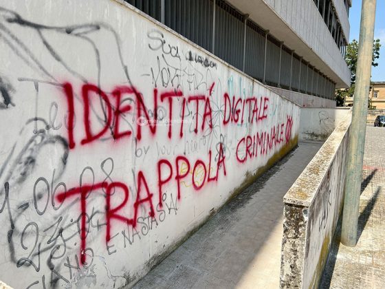 Raid contro sede distaccata della Provincia, imbrattata con scritte contro l'identità digitale - Corriere Salentino
