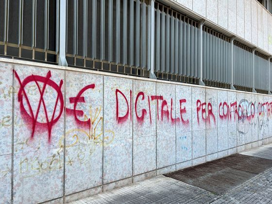 Raid contro sede distaccata della Provincia, imbrattata con scritte contro l'identità digitale - Corriere Salentino