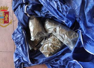 L’auto risulta rubata e scatta il sequestro: nel bagagliaio 30 chili di droga, pistole e munizioni