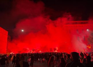 Ultrà in piazza Libertini: fumogeni e fuochi d’artificio davanti al castello. Festa spontanea inarrestabile: cortei e traffico fino a notte fonda. Ecco le immagini