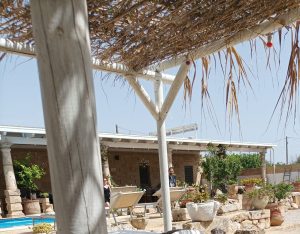 Anche Tom Stables sceglie il Salento: nella Masseria gallipolina “Le Dimore” e in giro per i lidi, lo stilista numero uno della maison Ralph Lauren - Corriere Salentino