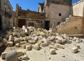 Boato nel centro abitato: crolla grosso muro di un’abitazione. Struttura inagibile