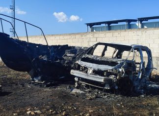 Divampano le fiamme in un terreno: in fumo anche un’auto e una barca