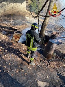 Giornata rovente con decine di incendi: vigili del fuoco impegnati in tutto il Salento - Corriere Salentino