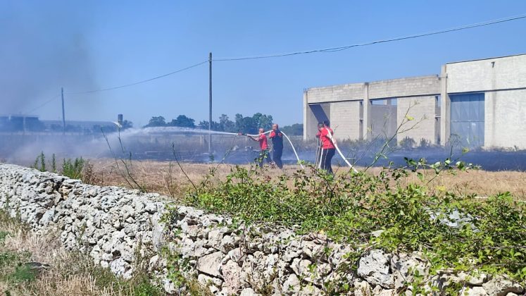 Il Salento brucia, vari incendi sul territorio: in fiamme centinaia di ettari e strade bloccate - Corriere Salentino
