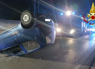 Lo scontro, poi l’auto si ribalta sulla provinciale: conducente illeso
