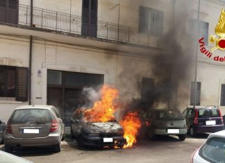 Fiamme avvolgono un’auto parcheggiata: danni ad altri due veicoli