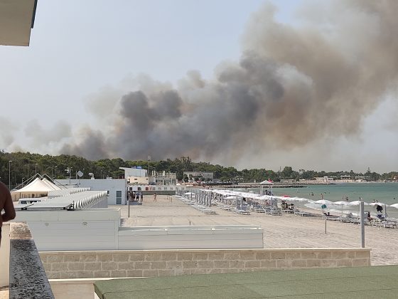 Brucia San Cataldo, incendi in più zone della marina: evacuazione in corso - Corriere Salentino
