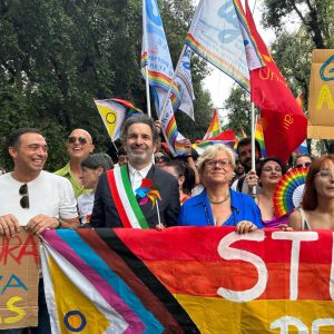“Gay Pride”, sfilano in migliaia nelle vie di Lecce per i diritti Lgbtqia+. Salvemini invita tutti a credere nella politica - Corriere Salentino