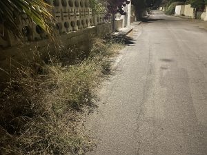 Torre Chianca, marina di Lecce dimenticata: alcuni residenti ripuliscono i marciapiedi da soli da anni. “Piazza Paradiso è diventata un inferno” - Corriere Salentino