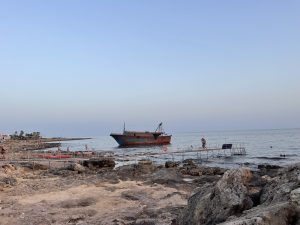 Un “mostro abbandonato” dallo Stato, dopo lo sbarco, sul litorale di Torre San Giovanni: sfregio al paesaggio e al turismo. L’appello del sindaco - Corriere Salentino