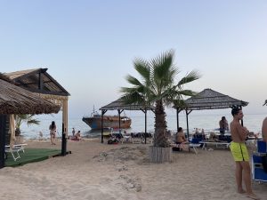 Un “mostro abbandonato” dallo Stato, dopo lo sbarco, sul litorale di Torre San Giovanni: sfregio al paesaggio e al turismo. L’appello del sindaco - Corriere Salentino