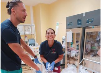 Anziani ricoverati con 41 e 42 di febbre a Lecce, terapia del freddo contro i colpi di sole: 60 chili di ghiaccio regalati dalla Demar per il Fazzi