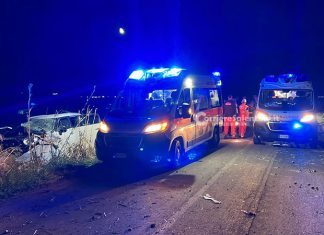Schianto contro un palo in cemento, poi la corsa in ospedale con “codice rosso”: feriti due giovani
