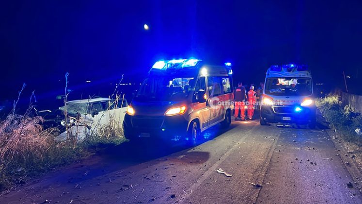 Schianto contro un palo in cemento, poi la corsa in ospedale con “codice rosso”: feriti due giovani - Corriere Salentino