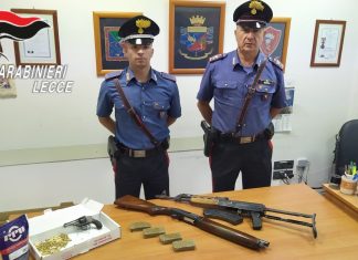 In casa kalashnikov, droga, munizioni e altre armi: finisce in carcere