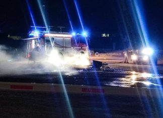 Divampano le fiamme nel parcheggio del lido: danni ingenti. Si indaga
