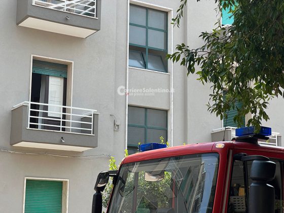 Scoppia un boiler sul tetto di un edificio popolare: crolla un muro della tromba delle scale. Boato avvertito in varie zone della città - Corriere Salentino