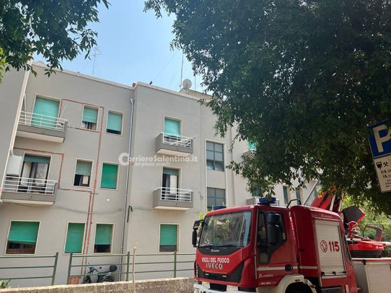 Scoppia un boiler sul tetto di un edificio popolare: crolla un muro della tromba delle scale. Boato avvertito in varie zone della città - Corriere Salentino
