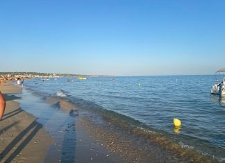 Stabilimenti abusivi, il Comune di Salve chiede l’intervento dello Stato: “Minacce al sindaco, situazione fuori controllo”. L’anno scorso bruciata la casa al vicesindaco