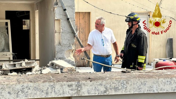 Scoppia un boiler sul tetto di un edificio popolare: crolla un muro della tromba delle scale. Boato avvertito in varie zone della città - Corriere Salentino