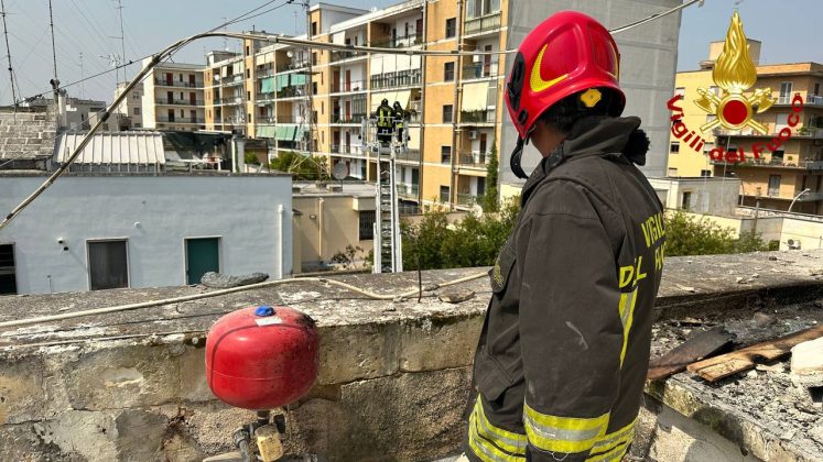 Scoppia un boiler sul tetto di un edificio popolare: crolla un muro della tromba delle scale. Boato avvertito in varie zone della città - Corriere Salentino