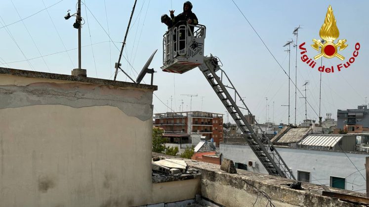 Scoppia un boiler sul tetto di un edificio popolare: crolla un muro della tromba delle scale. Boato avvertito in varie zone della città - Corriere Salentino
