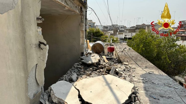 Scoppia un boiler sul tetto di un edificio popolare: crolla un muro della tromba delle scale. Boato avvertito in varie zone della città - Corriere Salentino