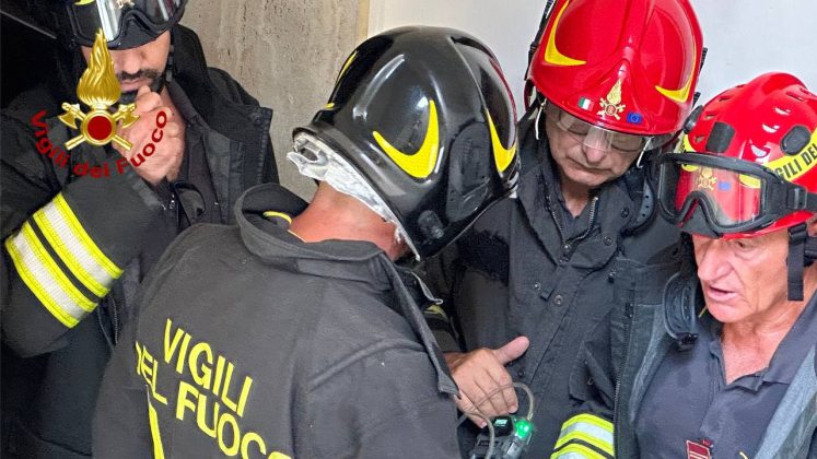 Scoppia un boiler sul tetto di un edificio popolare: crolla un muro della tromba delle scale. Boato avvertito in varie zone della città - Corriere Salentino