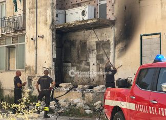 Fuga di gpl, poi il boato e le fiamme: sventrata una delle “case minime”