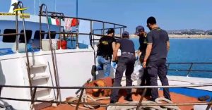 Maxi sequestro di cocaina sulla nave mercantile: tra i 5 arrestati un uomo residente in Salento - Corriere Salentino