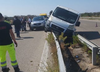 Perde il controllo del furgone e termina sullo spartitraffico, ma il mezzo era rubato: nei guai il conducente