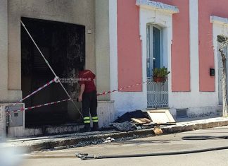 Divampano le fiamme all’esterno dell’abitazione in pieno giorno: ipotesi atto doloso. Indagini in corso