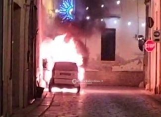Rogo notturno nel centro storico, alle fiamme l’auto del titolare di un bar: si tratta di un gesto doloso