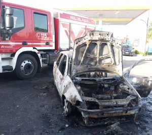 Due roghi in poche ore: brucia un'Audi, a fuoco una Punto dopo il rifornimento - Corriere Salentino