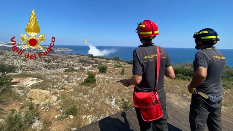 Ancora una giornata infernale nel Salento. Rogo a Castro, le fiamme minacciano il Blubay - Corriere Salentino