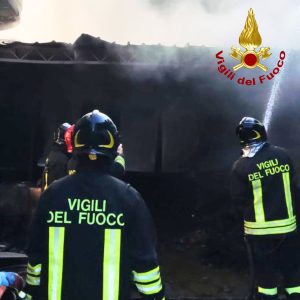 Divampa incendio nel magazzino del forno “Amato”, in fumo merce e macchinari - Corriere Salentino