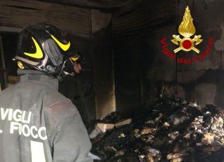 Divampa incendio nel magazzino del forno “Amato”, in fumo merce e macchinari